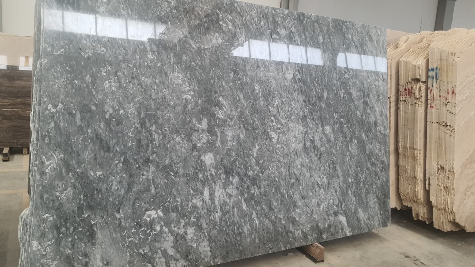 Slab Gris Nublado marmer: Gris Nublado slab op bok, close-up