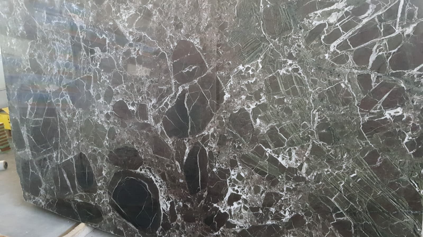 Slab Nero Levanto marmer: Nero Levanto, close-up van de witte aders