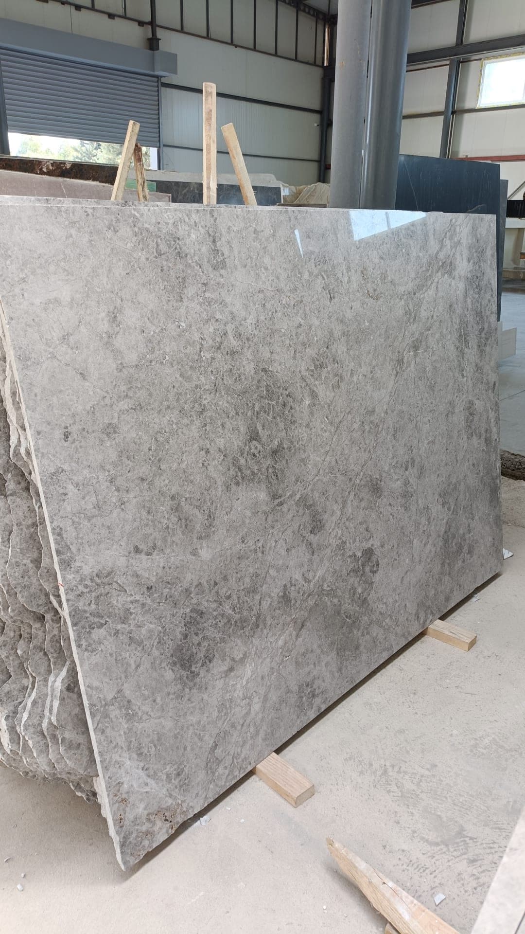 Slab Tundra Grey marmer: Tundra Grey marmer slab, donkergrijs gewolkt, gepolijst