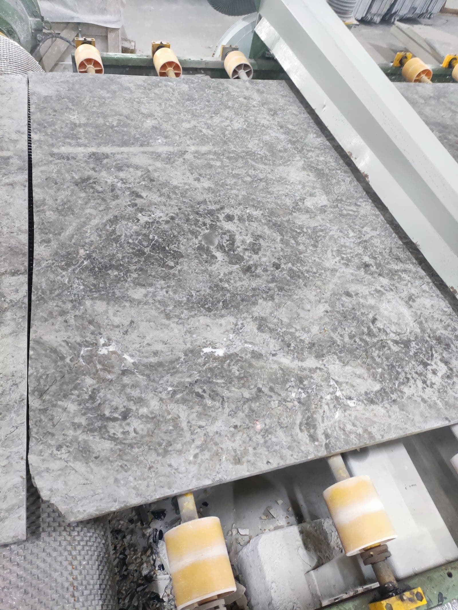 Slab Tundra Grey marmer: Tundra Grey slab met lichtere wolken, close-up