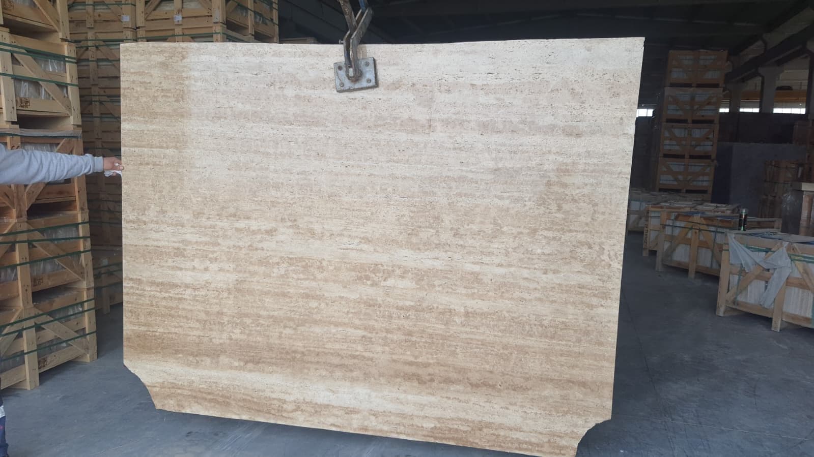 Slab Medium vein-cut: beige-taupe vein-cut travertin slab, gepolijst ongevuld