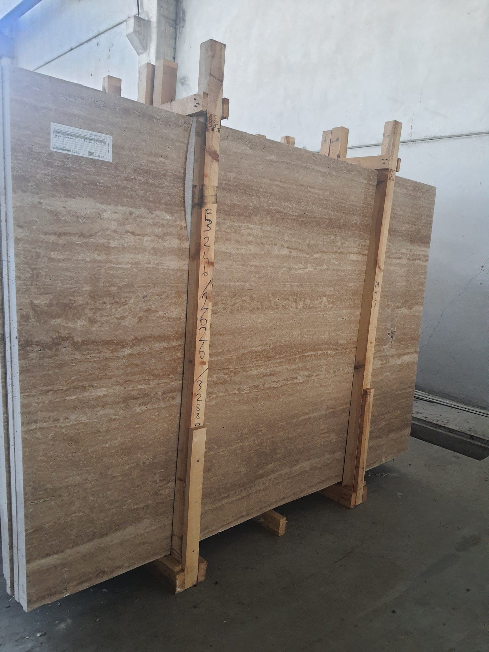Slab Medium vein-cut: Medium slabs op bok in de fabriek
