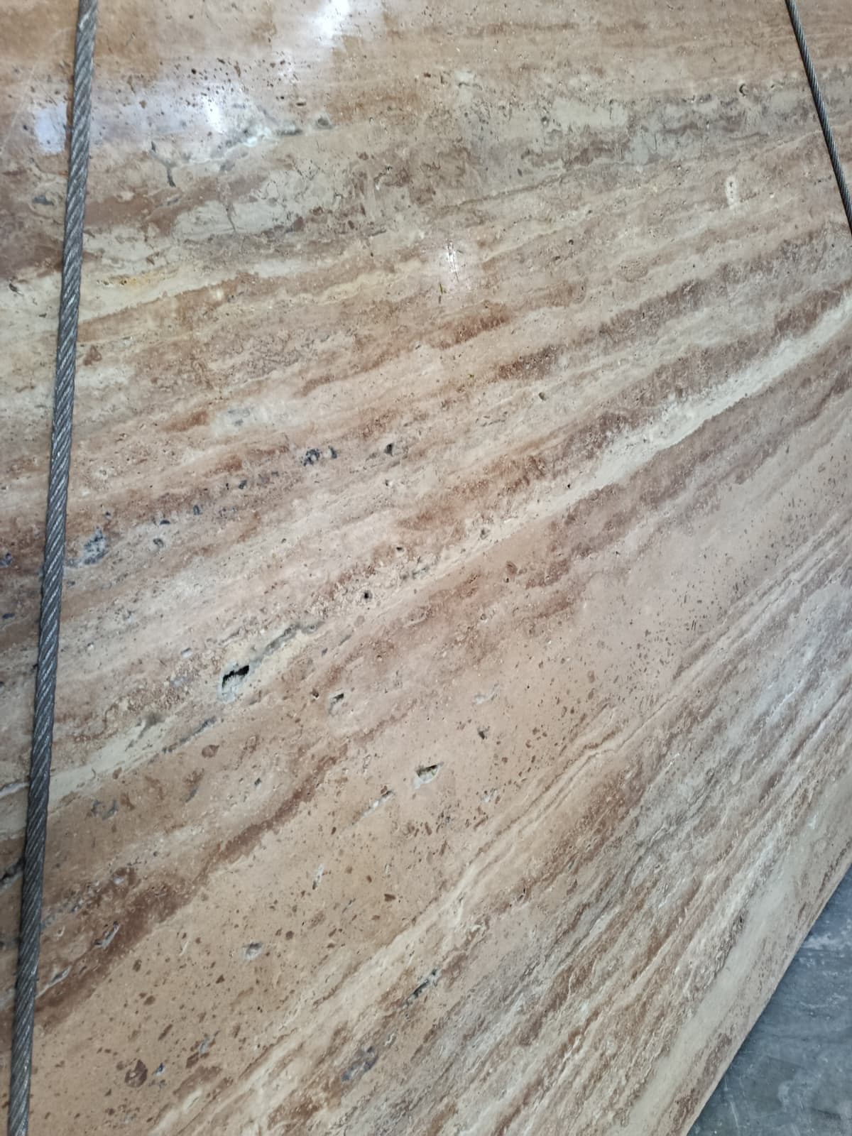 Slab Noce Light vein-cut: Noce Light slab met bruine en beige aders, close-up