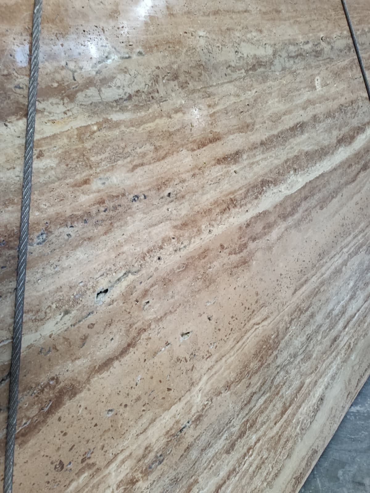 Slab Noce Light vein-cut: Noce Light slab with brown and beige veins, close-up