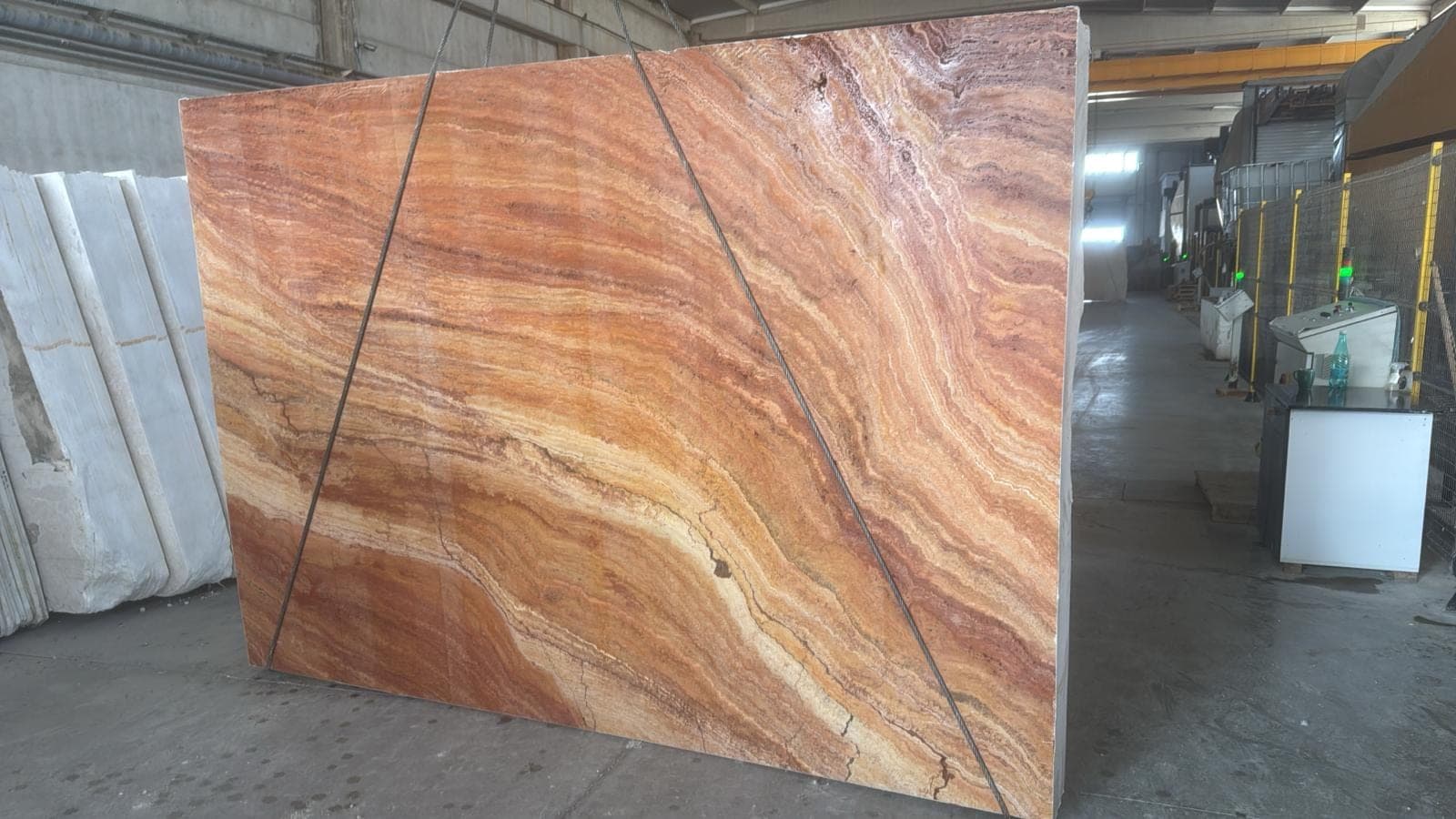 Slab Sunset, bookmatch: Sunset travertin slab met golvende aders in oranje, goud en rood