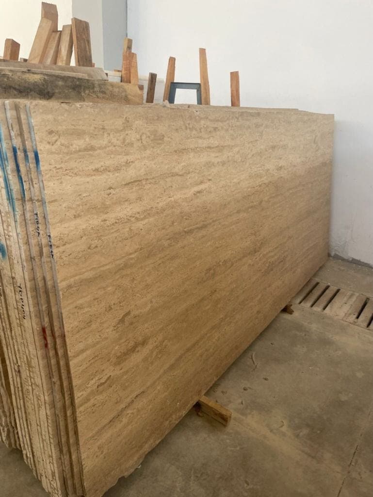 Slab Walnut vein-cut: walnootbruine slab met rechte aders, close-up