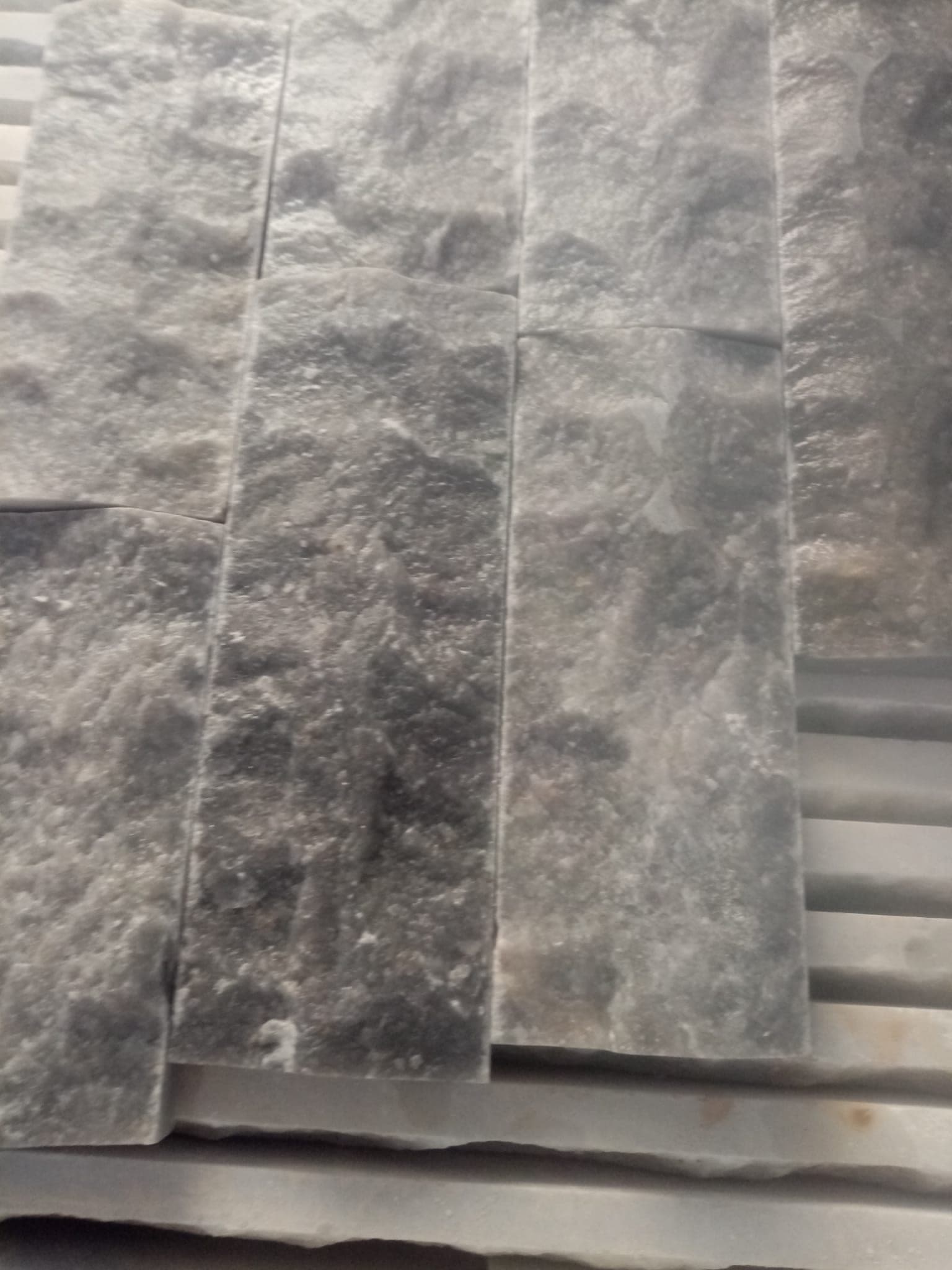 Splitface strips Bluestone marmer: blauwgrijze marmeren strips met breukvlak