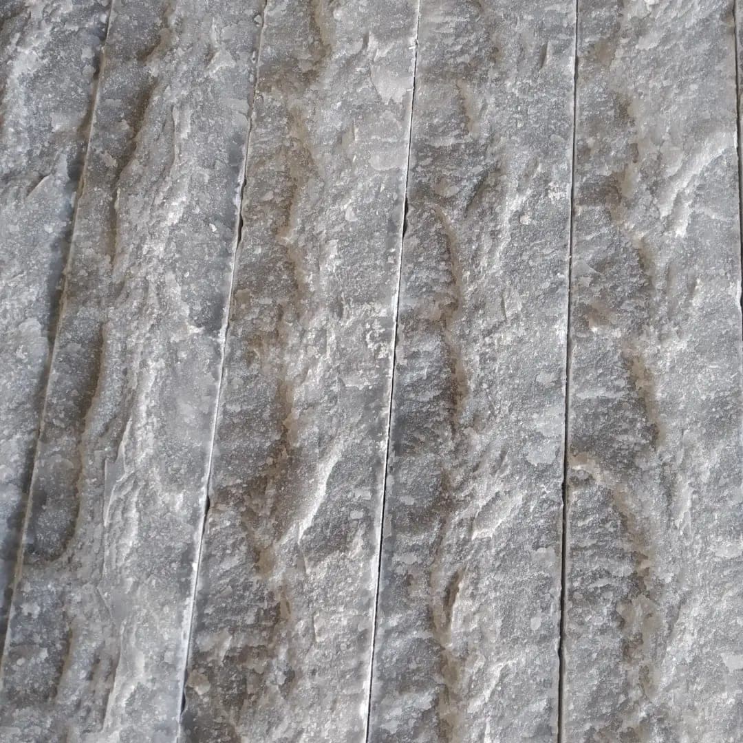 Splitface strips Bluestone marmer: close-up van Bluestone splitface strips