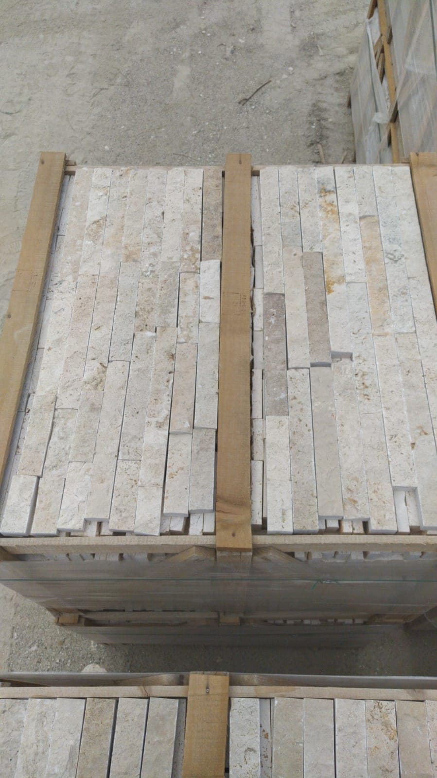 Splitface strips Light: lichte splitface strips van vrije lengte op pallet