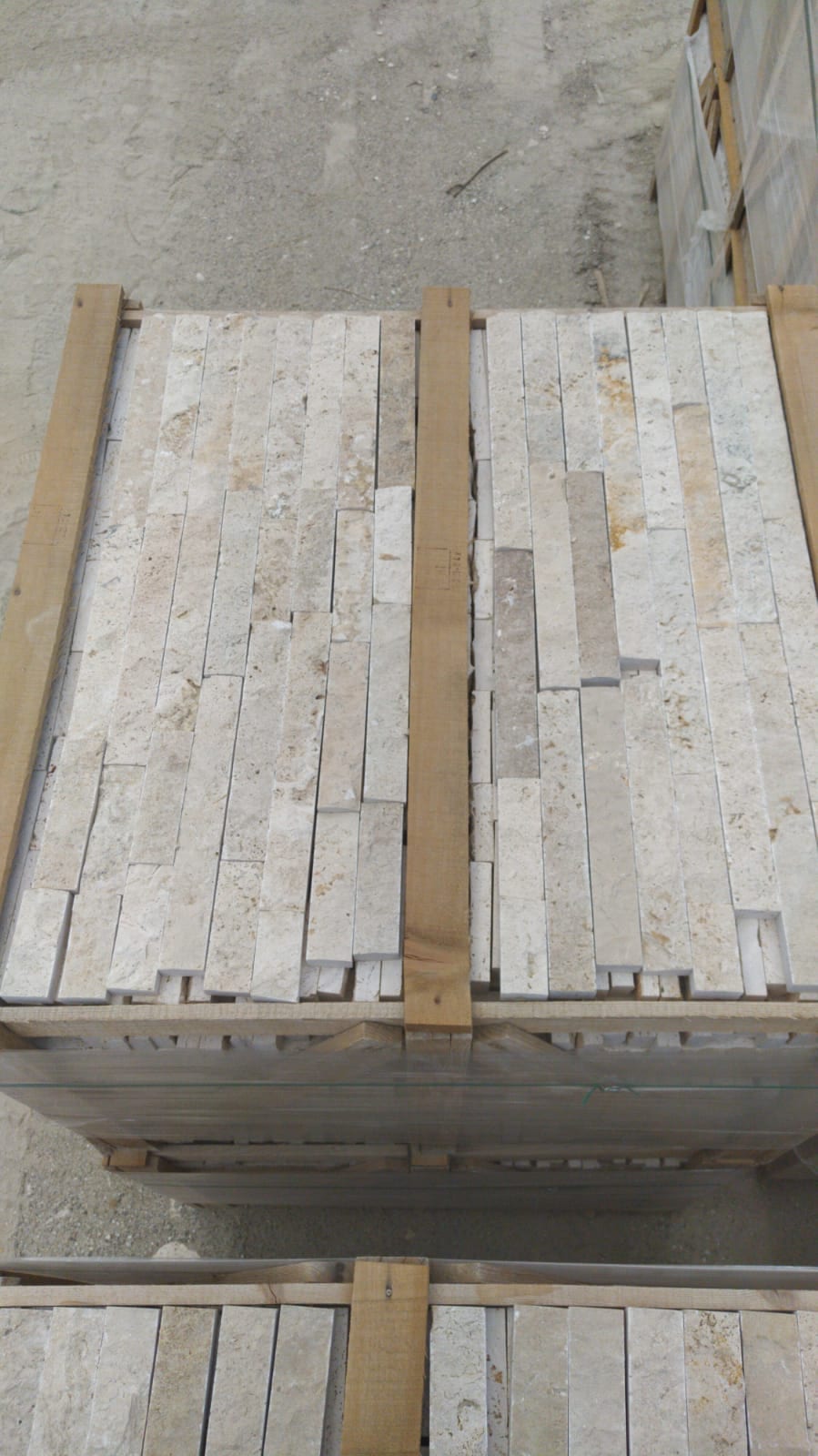 Light splitface strips: light free-length splitface strips on a pallet