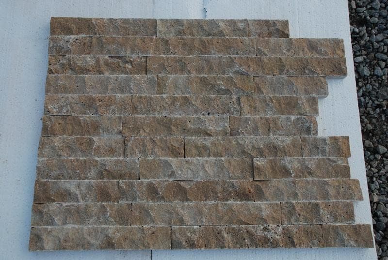 Splitface strips Noce: walnootbruine travertin strips met breukvlak, gestapeld als wand