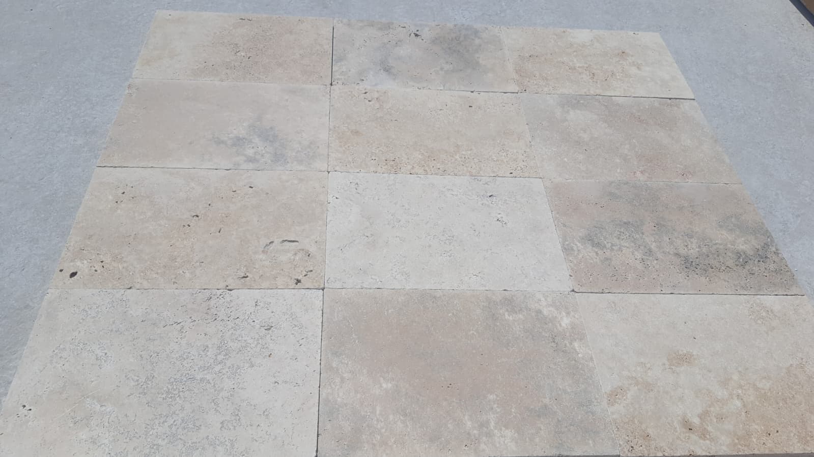 Terrastegel Country Classic 40 × 60 cm: beige travertin terrastegels met natuurlijke gaatjes, getrommeld, gelegd