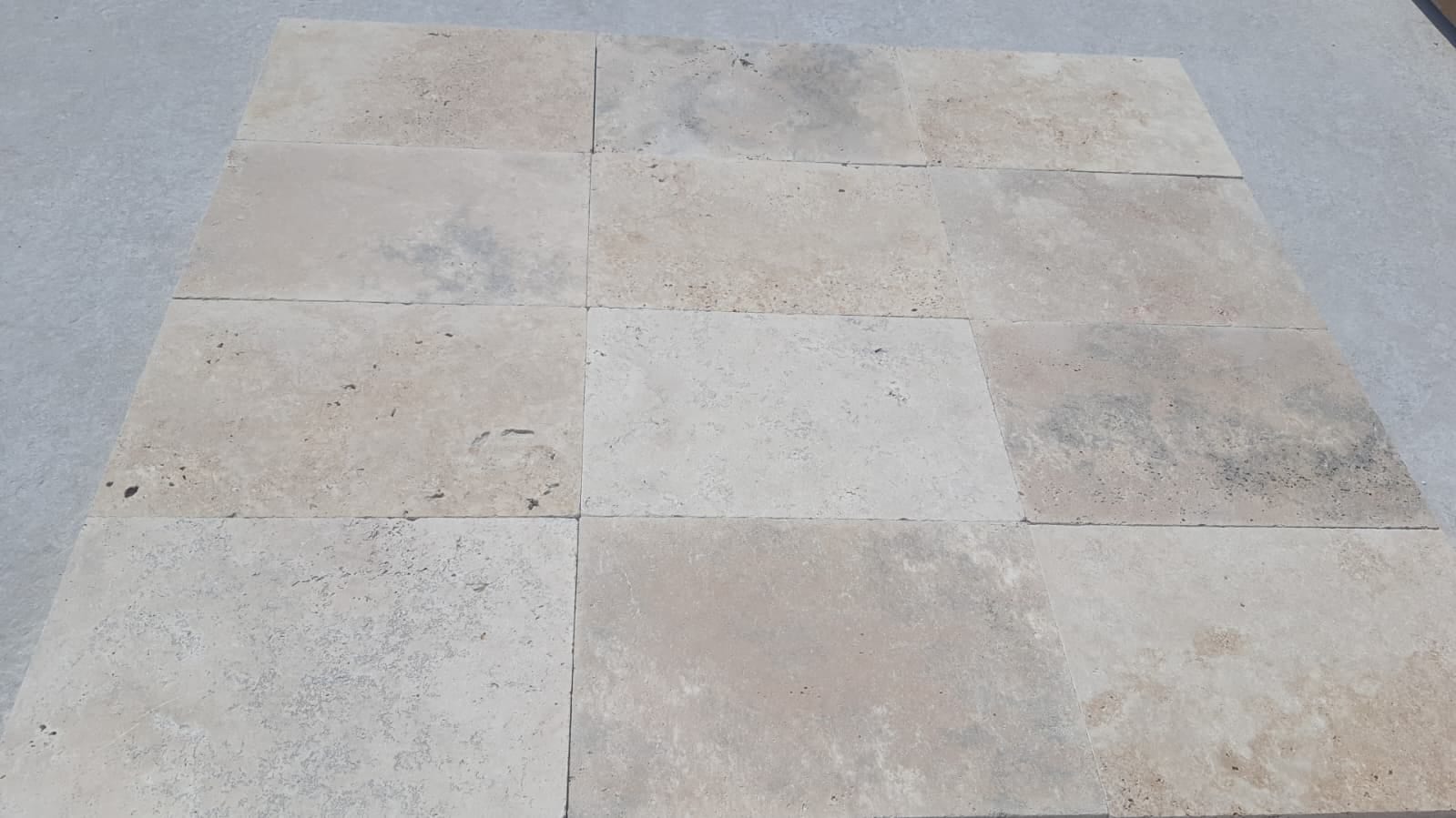 Terrastegel Country Classic 40 × 60 cm: beige travertin terrastegels met natuurlijke gaatjes, getrommeld, gelegd