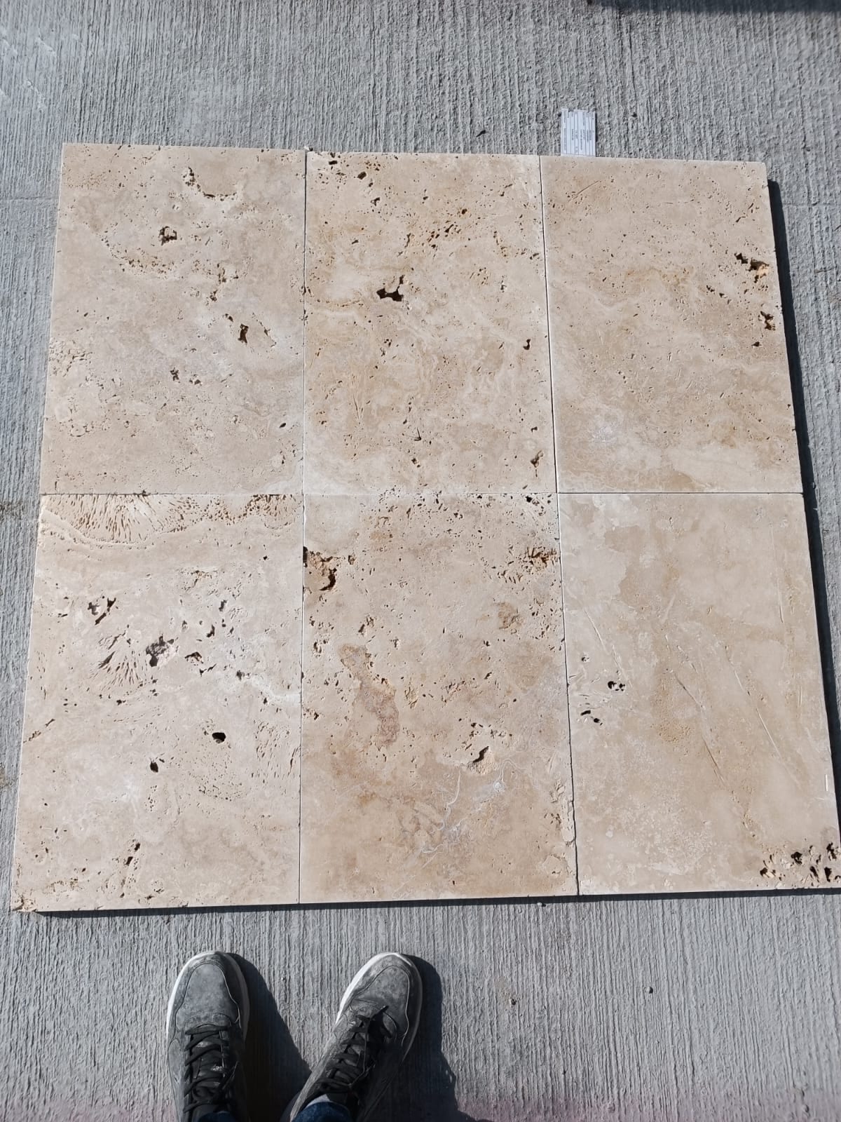 Light terrace tile 40.6 × 61 cm: light-beige travertine terrace tiles of 40.6 × 61 cm, tumbled, laid