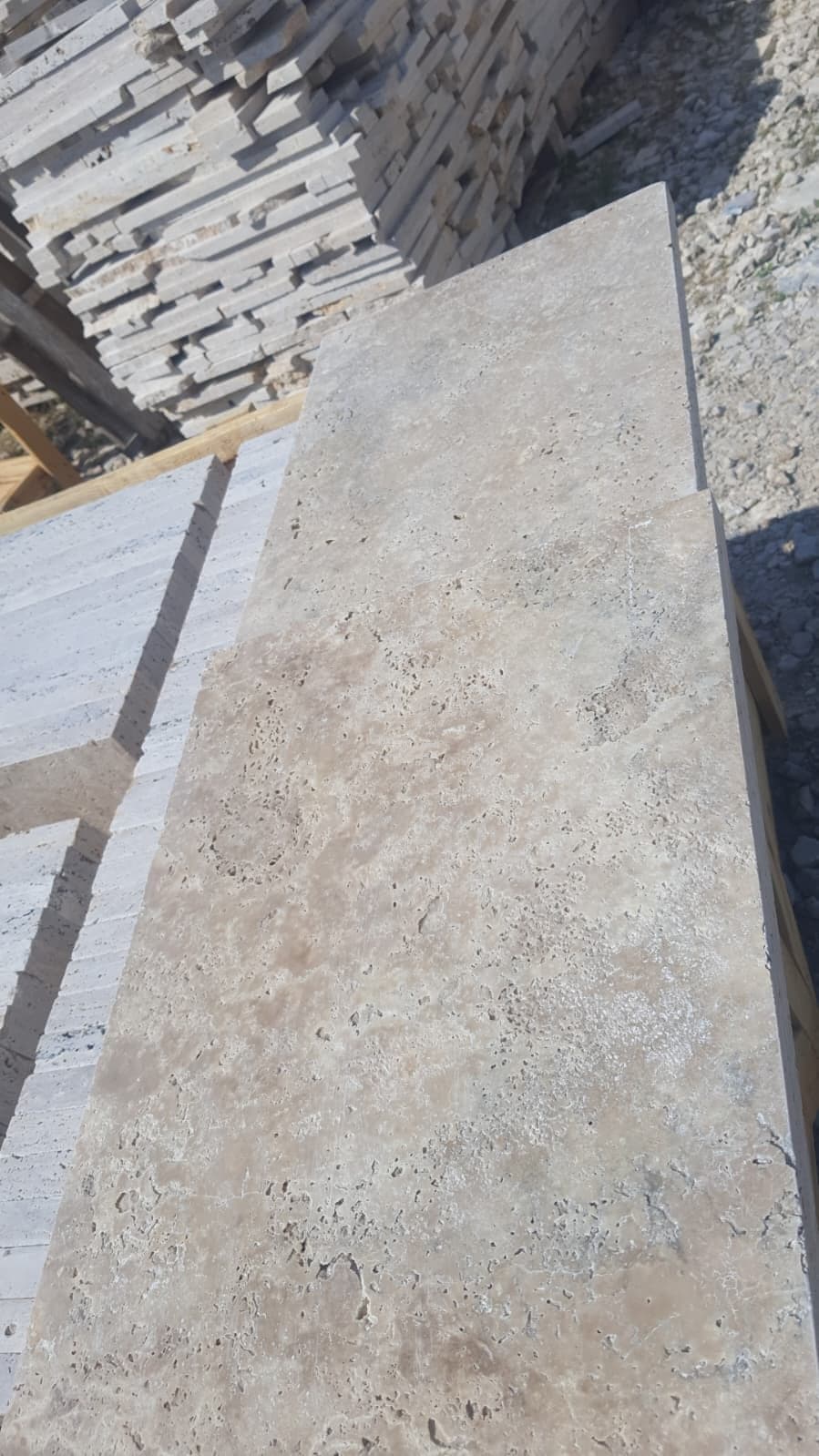 Terrastegel Light Mix 40,6 × 61 cm: tegels van 40,6 × 61 cm, gelegd op het terras