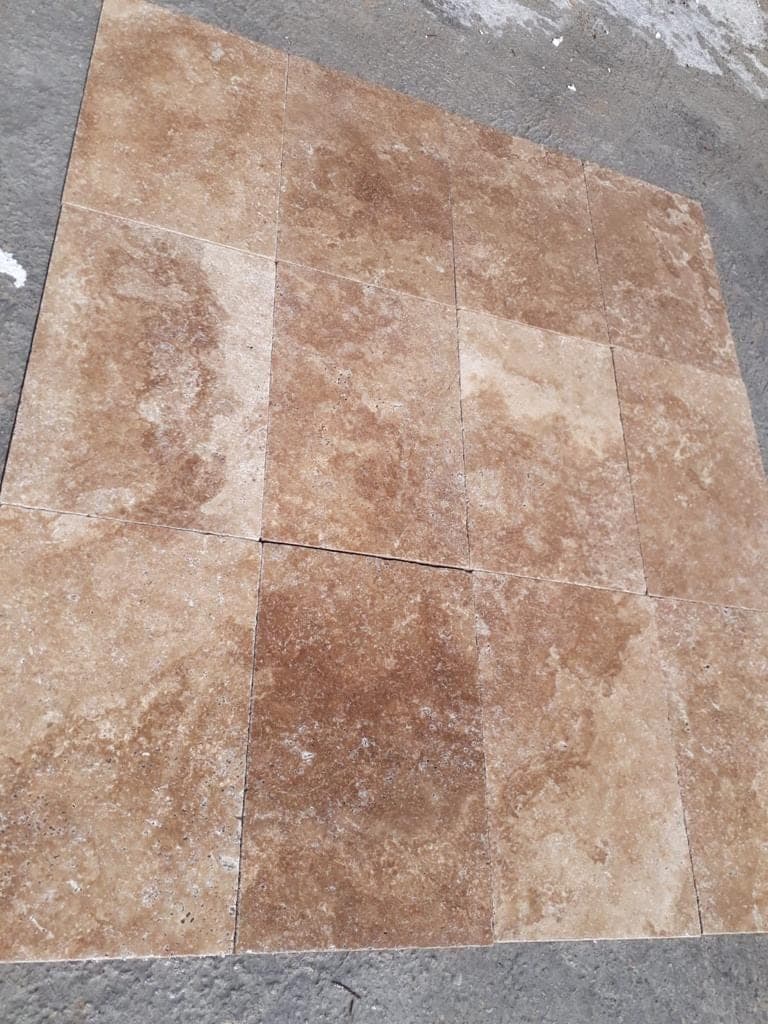 Terrastegel Noce 40,6 × 61 cm: close-up van getrommelde noce travertin