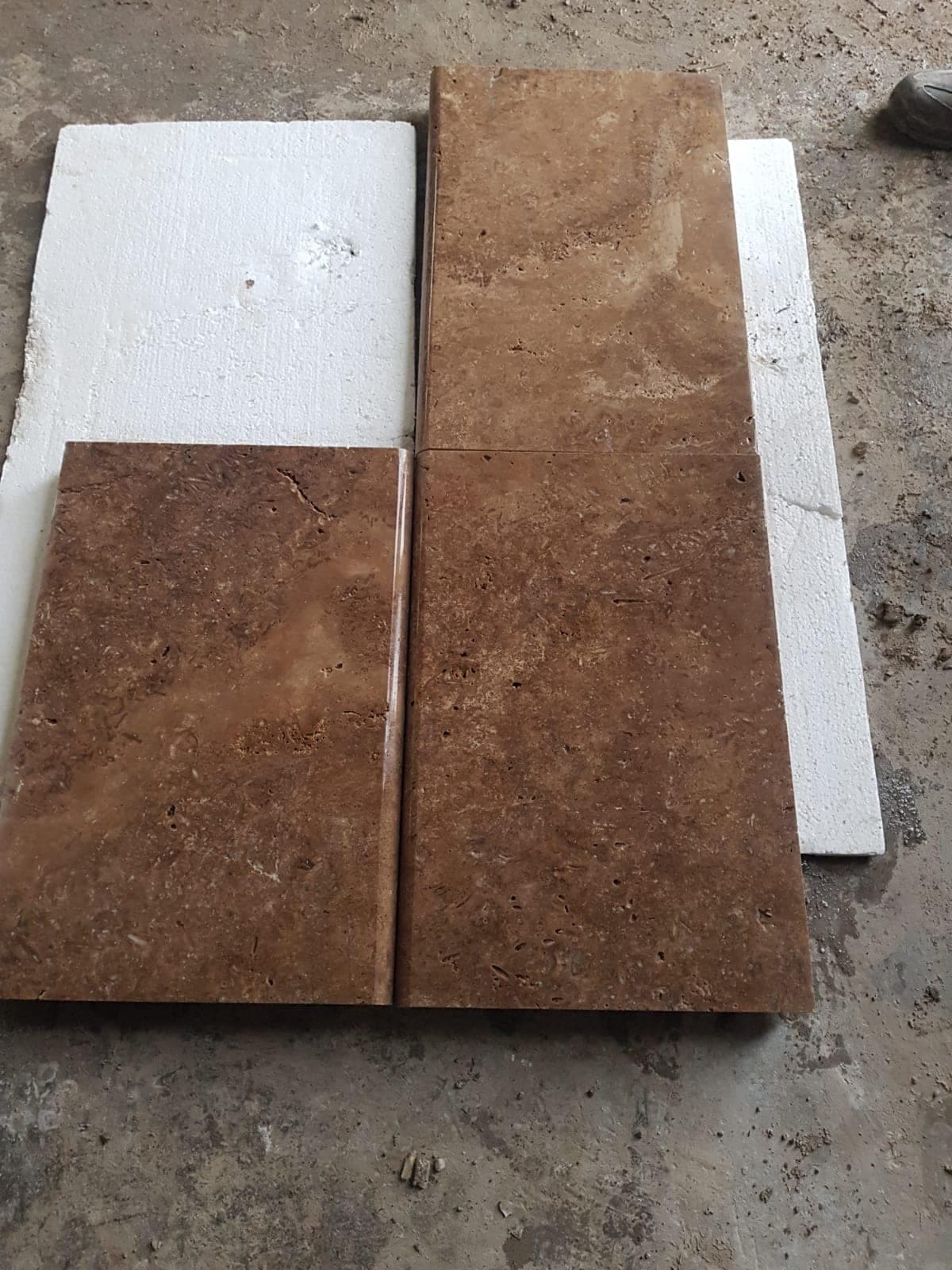 Zwembadrand Walnut: close-up van de bullnose-kant van een Walnut randstuk
