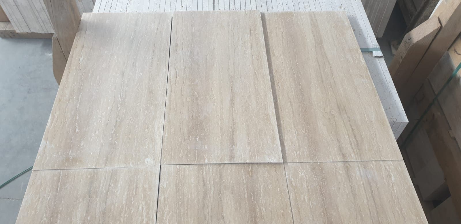 Light vein-cut: gepolijste tegels van 81 × 40,6 cm met rechte ader